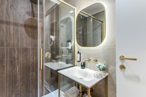Superior Room, City View | Bathroom | Shower, rainfall showerhead, free toiletries, hair dryer - Goldoni 47 (Rome)