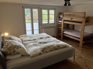 6 bedrooms, iron/ironing board, WiFi, bed sheets