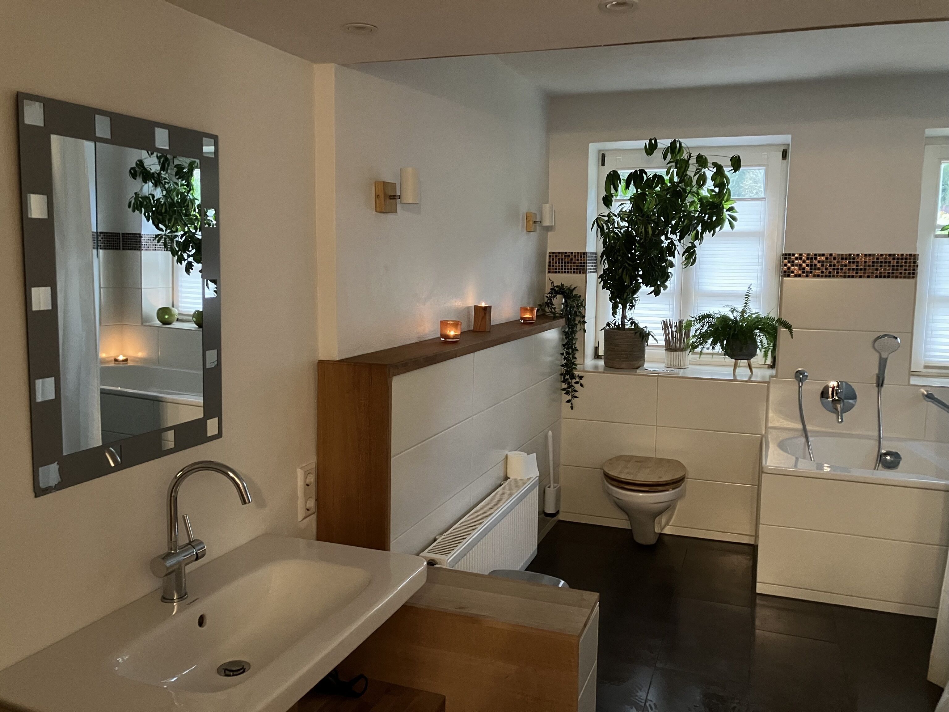 Douche, sèche-cheveux, serviettes fournies, savon