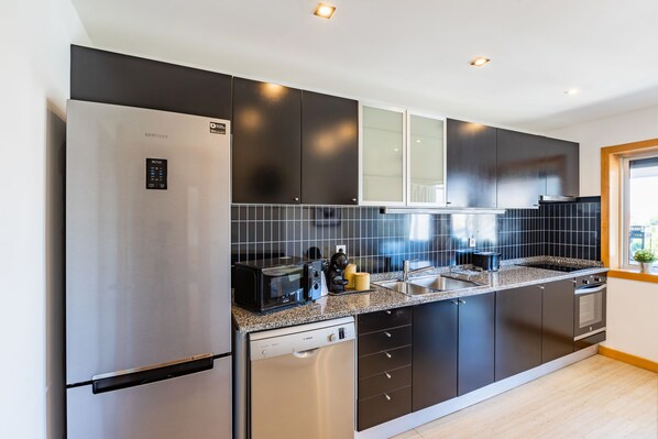 Apartamento | Cozinha privada | Geladeira, micro-ondas, fogão, cafeteira/chaleira