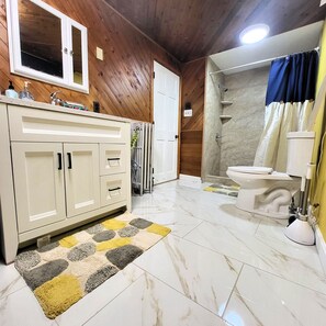 Regadera, toallas, jabón, papel de baño 