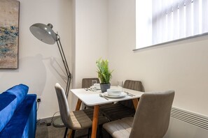 Dining - Smart 2 Bed Budget Apartment in Central Doncaster (South Yorkshire)