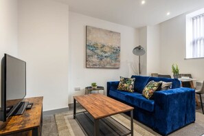 TV, offices - Smart 2 Bed Budget Apartment in Central Doncaster (South Yorkshire)