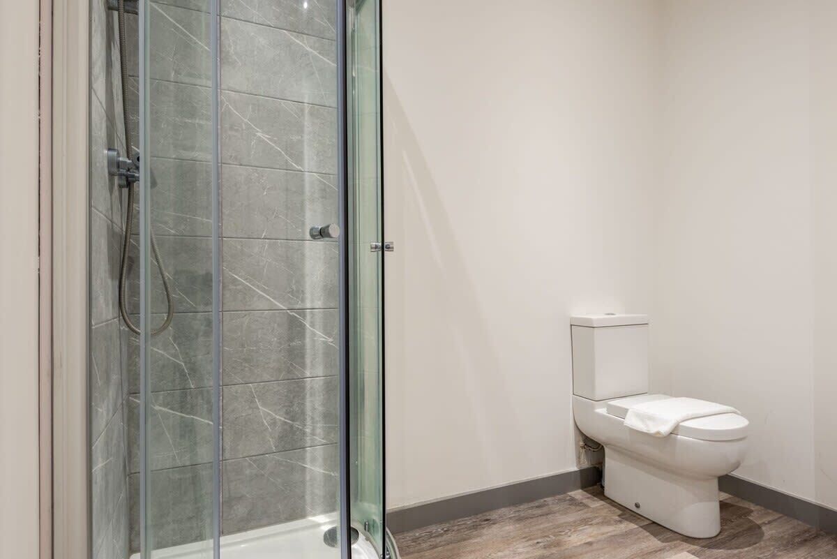 Shower, hair dryer, towels, shampoo