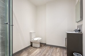 Shower, hair dryer, towels, shampoo - Smart 2 Bed Budget Apartment in Central Doncaster (South Yorkshire)