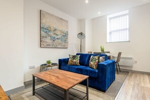 TV, offices - Smart 2 Bed Budget Apartment in Central Doncaster (South Yorkshire)