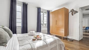 2 slaapkamers, een bureau, een strijkplank/strijkijzer, reisbedje