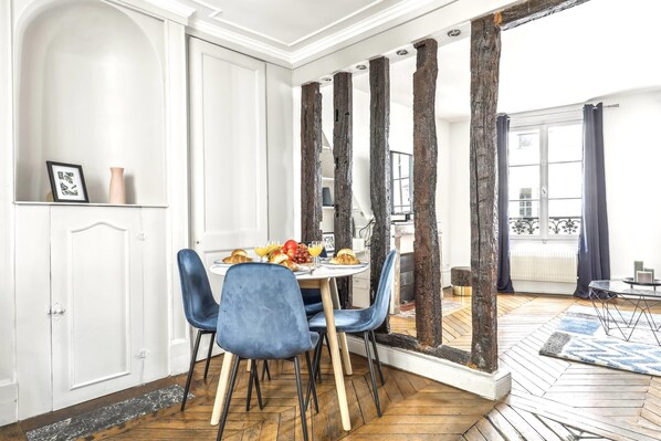 Dining - Charming 2BR in the Heart of Le Marais (Paris)