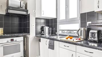 Een koelkast, een microgolfoven, een oven, een kookplaat