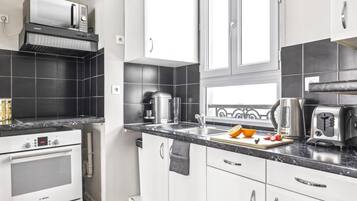 Réfrigérateur, micro-ondes, four, plaque de cuisson