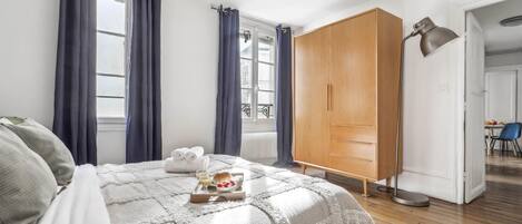 2 chambres, bureau, fer et planche à repasser, lit parapluie