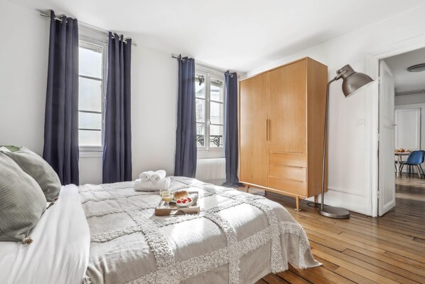 2 habitaciones, escritorio y tabla de planchar con plancha 