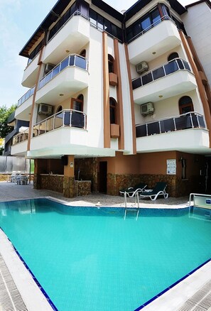 Kauden mukainen ulkouima-allas