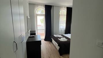 Standard Room, 1 Double Bed | In-room safe, laptop workspace, blackout curtains, free WiFi