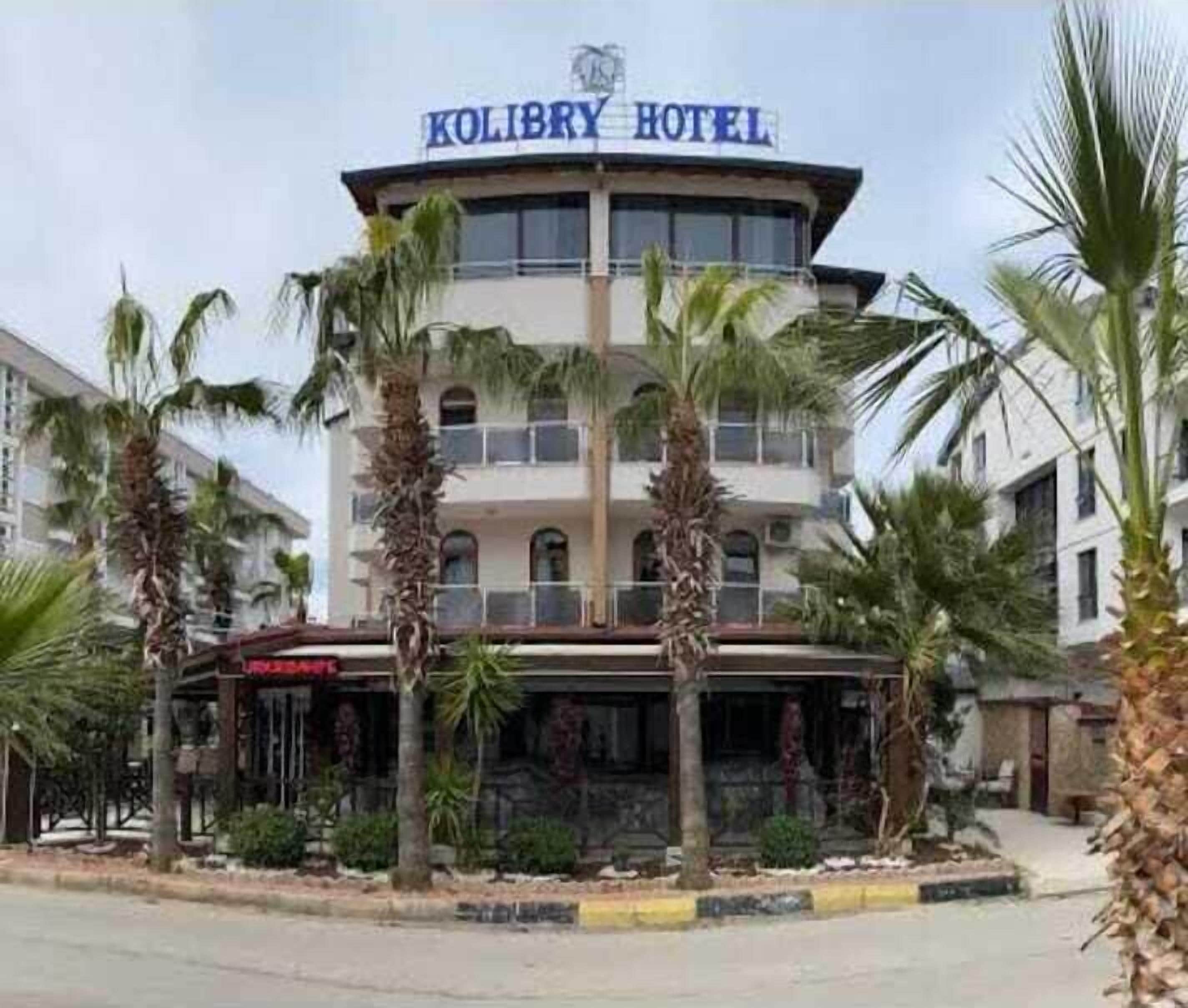 Un edificio de hotel con un letrero que dice 