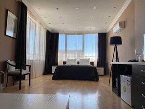 Deluxe Quadruple Room | In-room safe, laptop workspace, blackout drapes, free WiFi