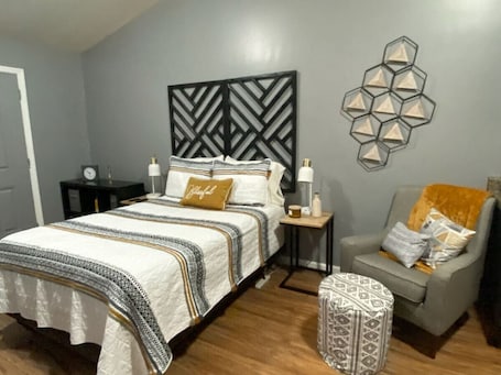 1 bedroom, free WiFi, bed sheets. Quaint Studio APT Near ATV Trails & Norris Lake