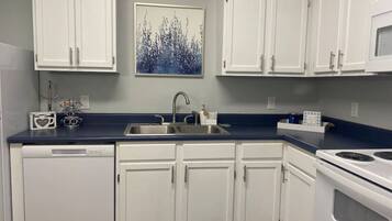 雪櫃、微波爐、焗爐、爐具