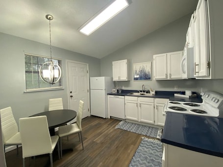 Fridge, microwave, oven, stovetop. Updated Apt in Country - ATV Trls & Norris Lake