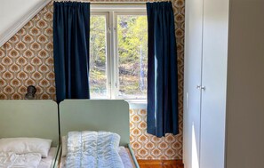 4 bedrooms, travel crib
