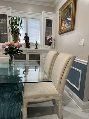 Dining - House 1 block to Ocean Center,,Water Park, Plenty of space prkg .Sleep  up to 7. (Daytona Beach)