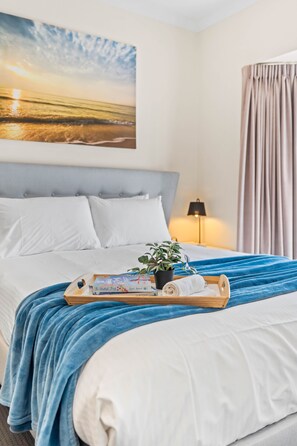 3 soverom, skrivebord, strykejern/-brett og reiseseng for barn