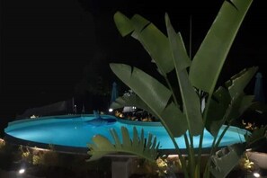 Pool - Almond tree. Rustic 7/9 p. country house with pool and garden (ortona)
