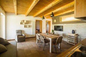 Interior - Almond tree. Rustic 7/9 p. country house with pool and garden (ortona)