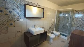 Douche, sĂšche-cheveux, bidet, serviettes fournies