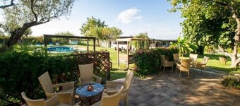 Almond tree. Rustic 7/9 p. country house with pool and garden