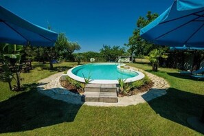 Pool - Almond tree. Rustic 7/9 p. country house with pool and garden (ortona)