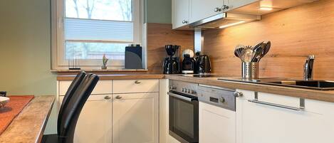 冷蔵庫、電子レンジ、オーブン、コンロ