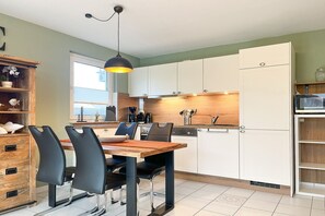 Fridge, microwave, oven, stovetop - Die im Januar 2024 Frisch Renovierte Ferienwohnung 24 in der Godewind-anlage ist (Ostseebad Boltenhagen)