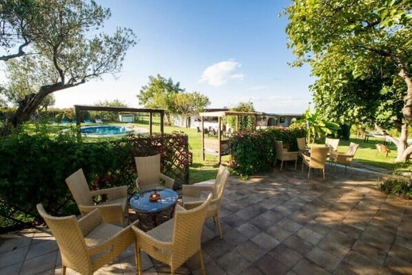Outdoor dining - Cherry tree. Rustic 5/6 p. country house with pool and garden (ortona)