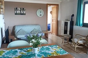 Living area - Ivy. Rustic 5/6 p. country house with pool and garden (ortona)