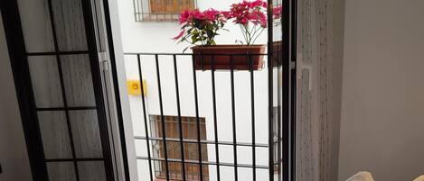 Deluxe Studio | 2 bedrooms, soundproofing, iron/ironing board, free WiFi