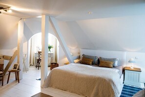 4 quartos, escrivaninha, ferros/tábuas de passar roupa