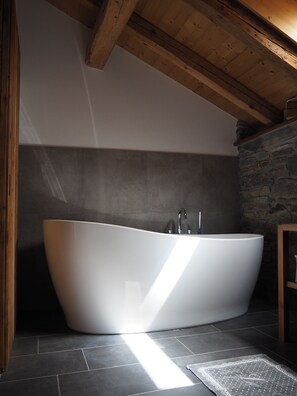 Shower, hair dryer, towels, soap - Calme, vue Imprenable sur les Montagnes, Près de Verbier, la Fouly et Champex (Val de Bagnes)