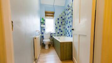 Classic Cottage, 3 Bedrooms | Bathroom | Hair dryer, towels