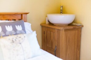 Classic Cottage, 3 Bedrooms | 3 bedrooms, iron/ironing board, free WiFi, bed sheets - Oak House (Machynlleth)