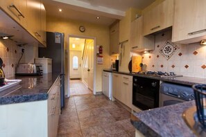 Classic Cottage, 3 Bedrooms | Private kitchen | Full-size fridge, microwave, oven, stovetop - Oak House (Machynlleth)