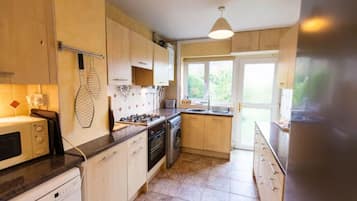 Classic Cottage, 3 Bedrooms | Private kitchen | Full-size fridge, microwave, oven, stovetop