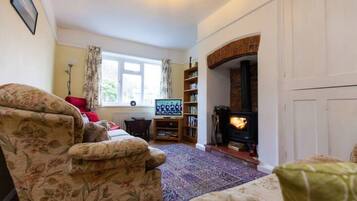 Classic Cottage, 3 Bedrooms | Living area | 32-inch LCD TV with digital channels