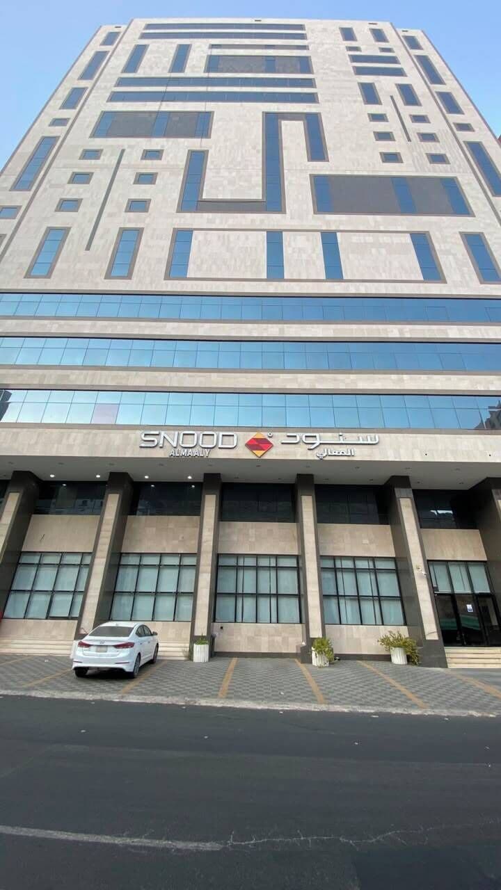 Un bâtiment moderne, doté d’un logo bien visible et d’une signalétique indiquant qu’il s’agit d’un hôtel.