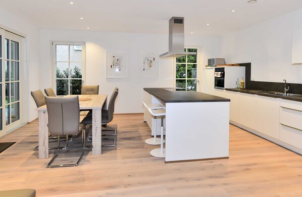 Kylskåp, mikrovågsugn, ugn och spishäll