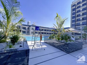 Outdoor pool - Stylish One-bedroom With Balcony in JVC (Dubai)