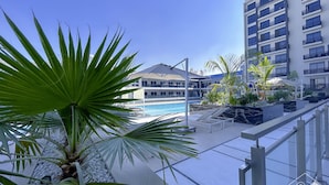 Outdoor pool - Stylish One-bedroom With Balcony in JVC (Dubai)