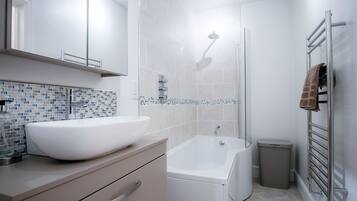 Combined shower/bathtub, towels