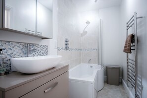 Combined shower/tub, towels