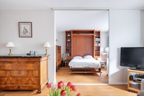 2 bedrooms, desk, WiFi, bed sheets - Parkside Grace, by Veeve (Paris)